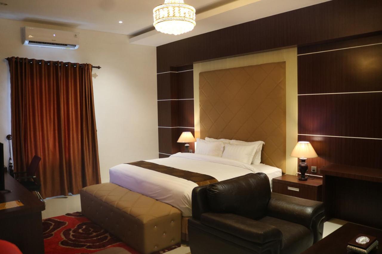 Singapore City Hotel Batu Bara Sungaibalai ภายนอก รูปภาพ